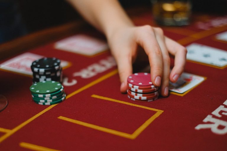 How Online Casinos Attract Players